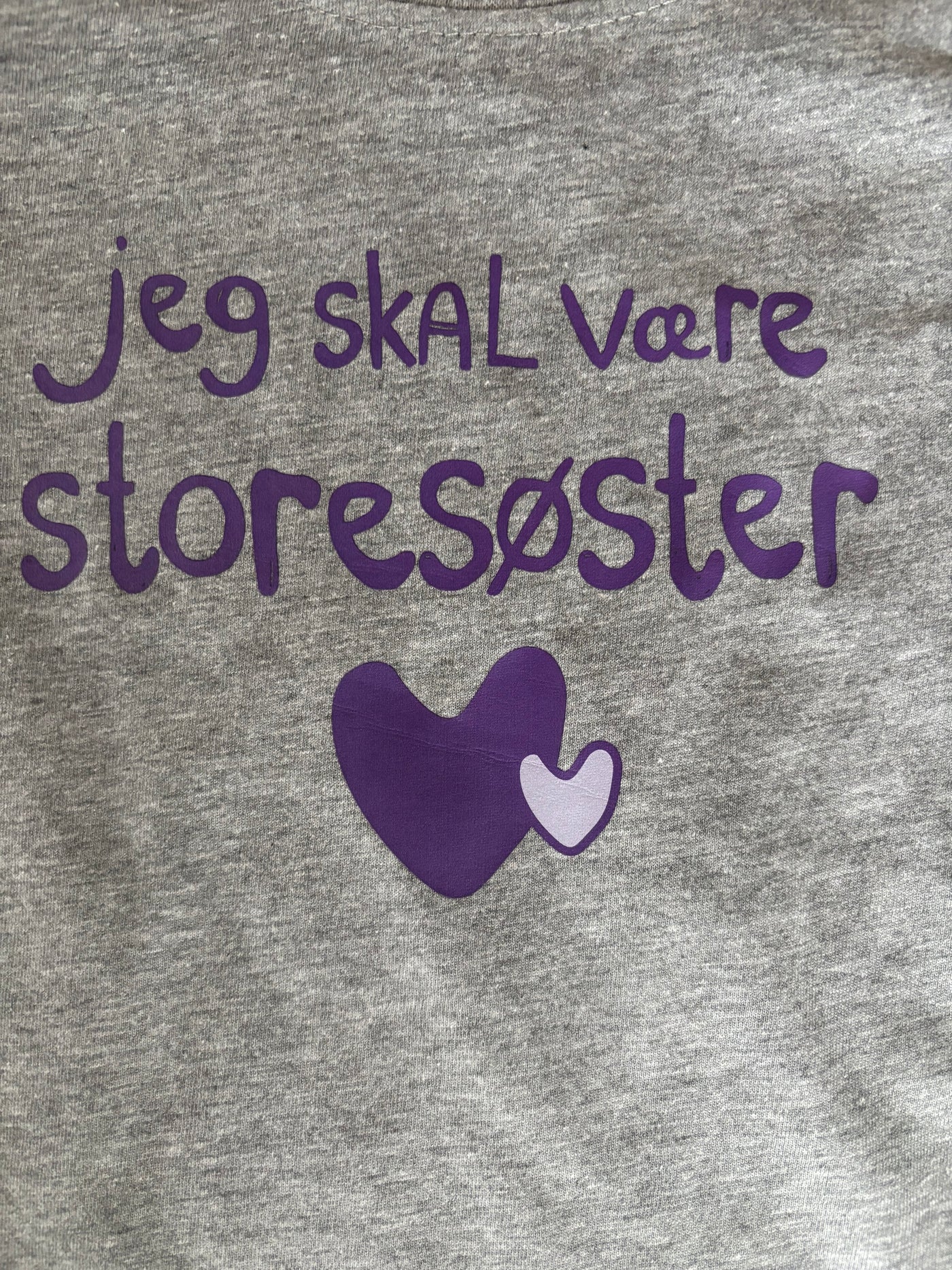 Jeg Skal Være Storesøster T-Shirt S/S Grå Med Lilla Hjerte Print