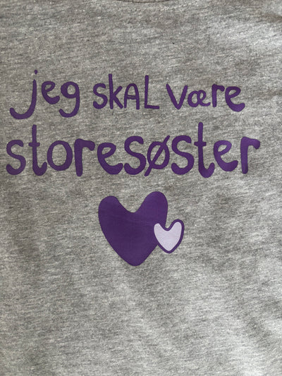Jeg Skal Være Storesøster T-Shirt S/S Grå Med Lilla Hjerte Print