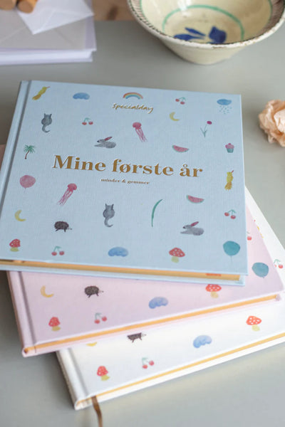 Barnets Bog - Mine Første År Blå (Ny model)