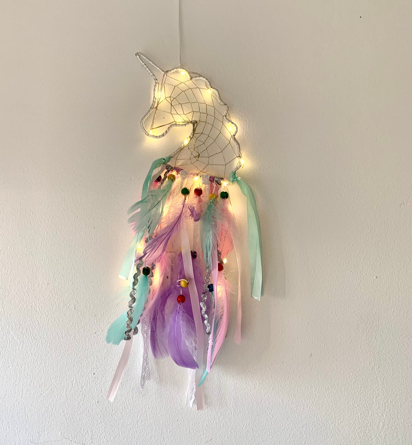 Drømmefanger unicorn med lyskæde I MillaVanilla