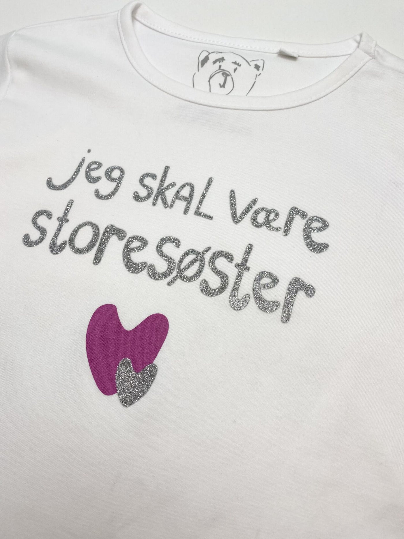 Stærk vind romanforfatter uheldigvis Jeg skal være Storesøster T-Shirt med 2 hjerter i sølv og pink. Køb nu✓