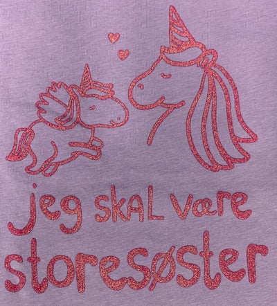 Jeg Skal Være Storesøster T-Shirt L/S, Lavender Med Pink Krystalina Tryk