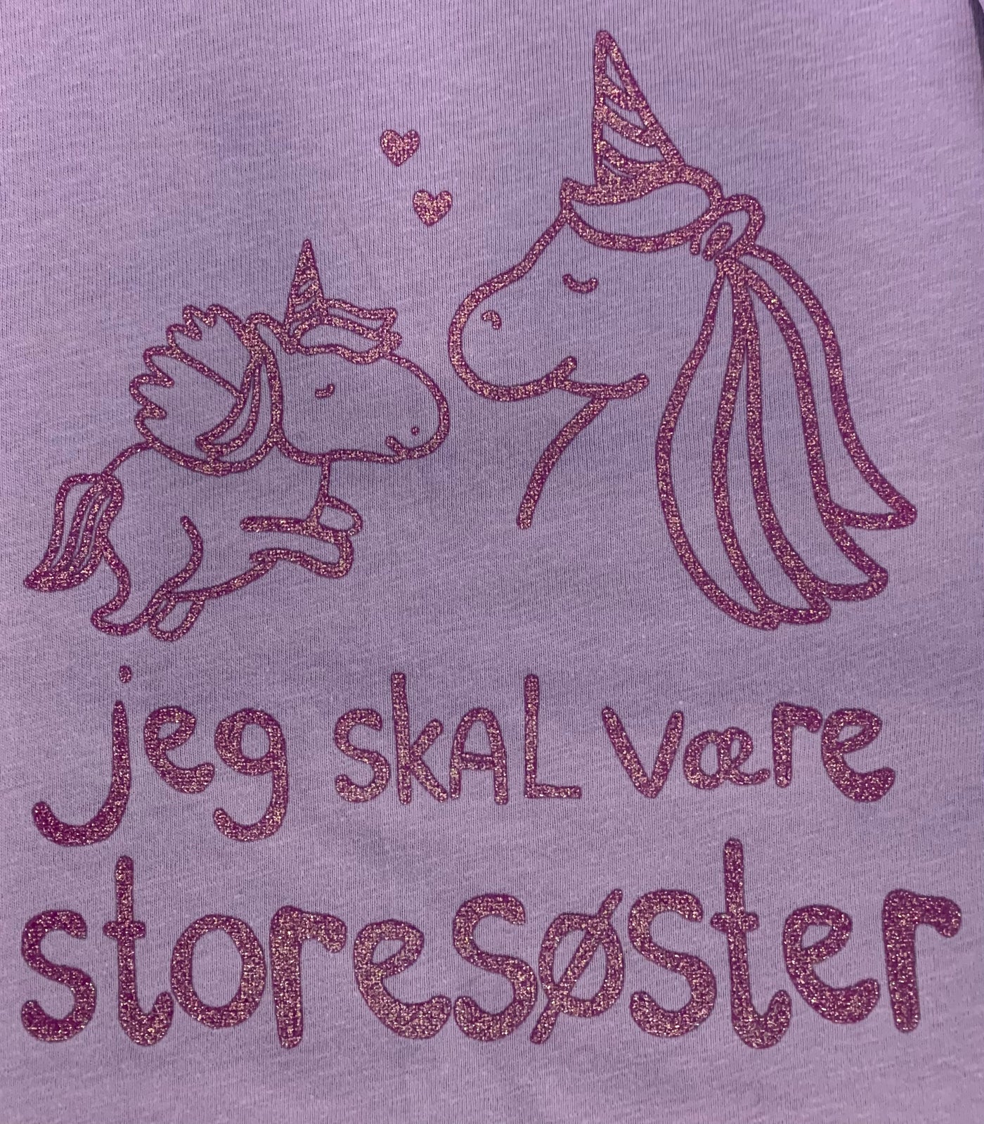 Jeg Skal Være Storesøster T-shirt S/S Enhjørning Lavender Med Lilla Krystalina Tryk