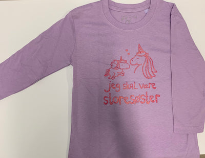 Jeg Skal Være Storesøster T-Shirt L/S, Lavender Med Pink Krystalina Tryk
